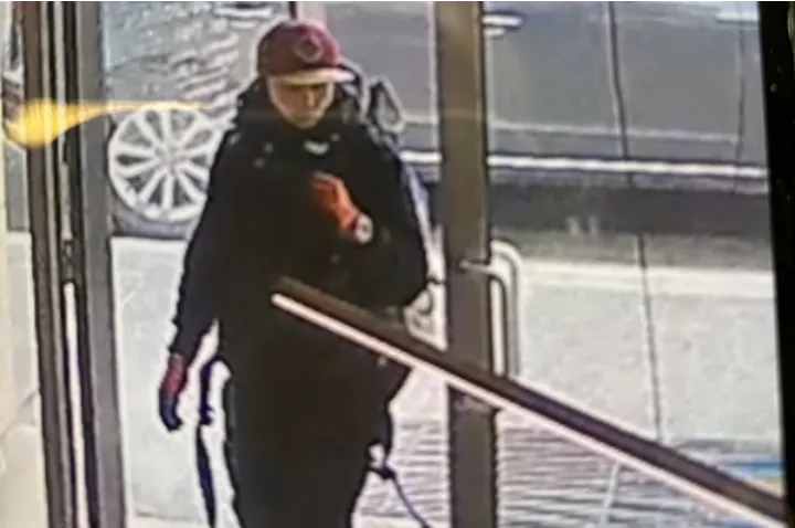 پلیس دربه‌در به دنبال سارق چکش به دست یک جواهرفروشی است